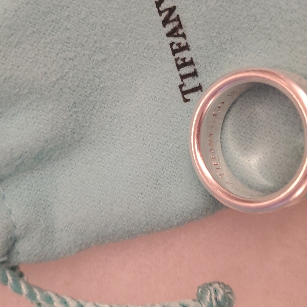 Tiffany new concave gorgeous round ring never used packed away bag away boxed - Picture 5 of 9